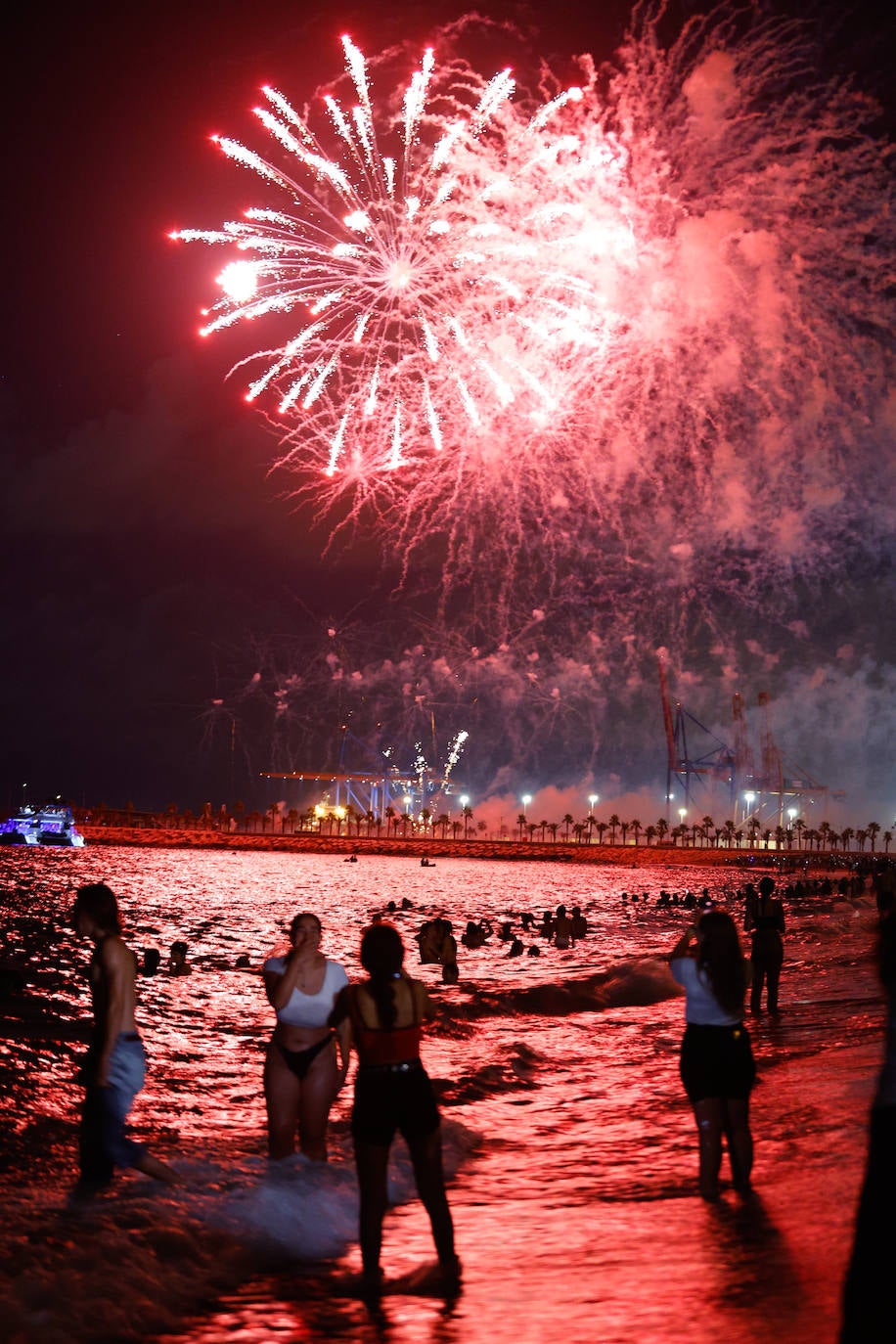 Espectáculo de drones y fuegos artificiales de la Feria de Málaga 2024