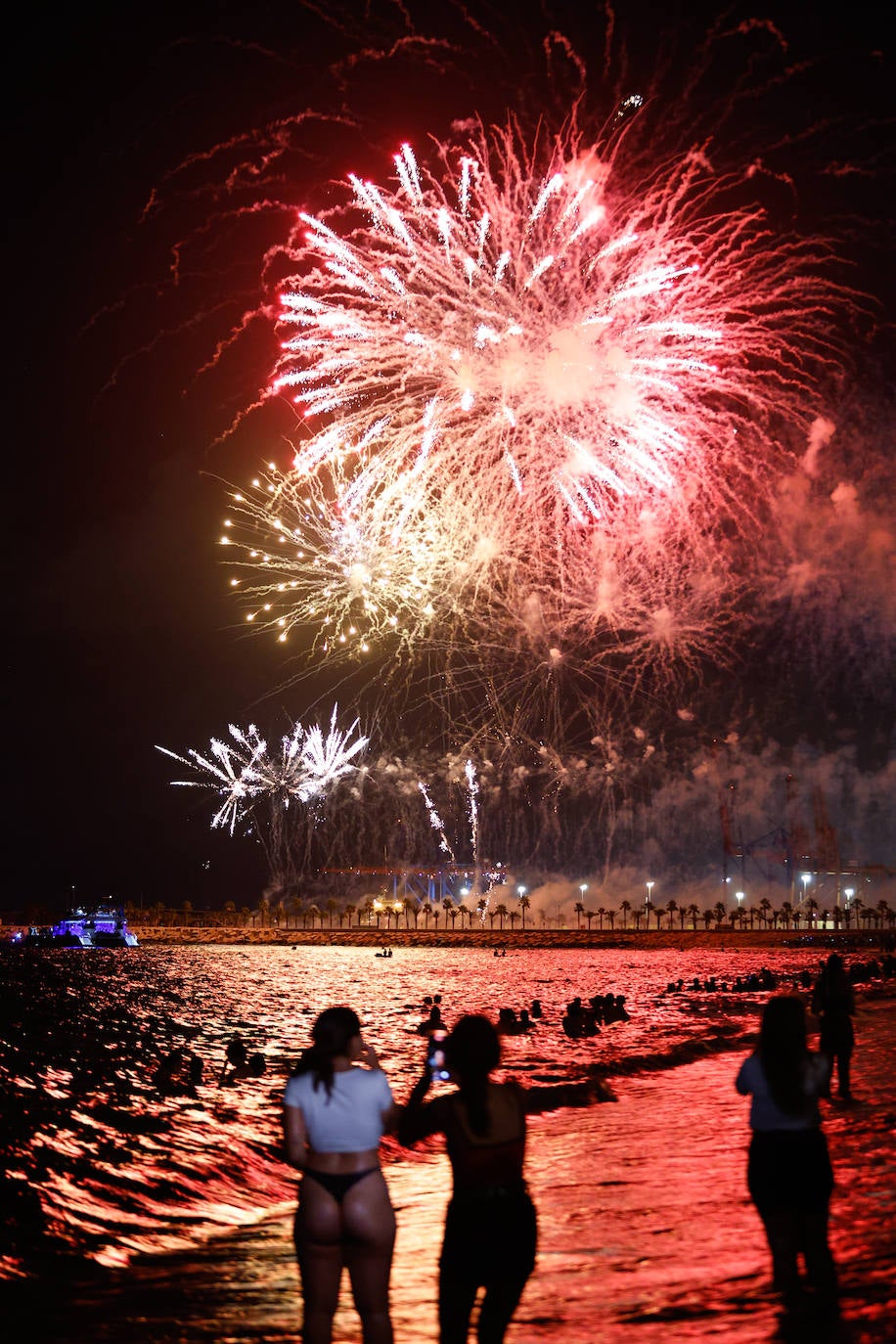 Espectáculo de drones y fuegos artificiales de la Feria de Málaga 2024