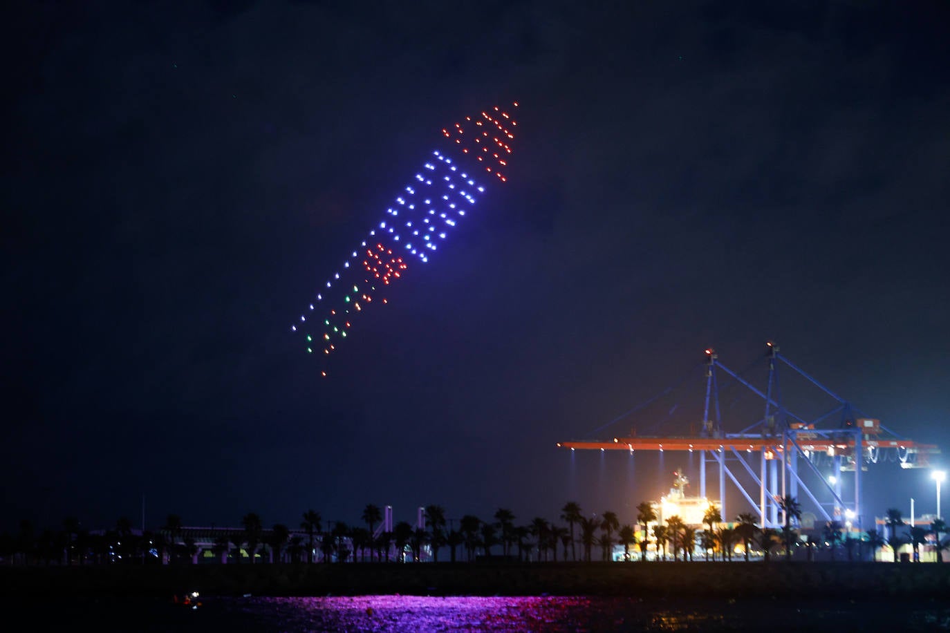 Espectáculo de drones y fuegos artificiales de la Feria de Málaga 2024