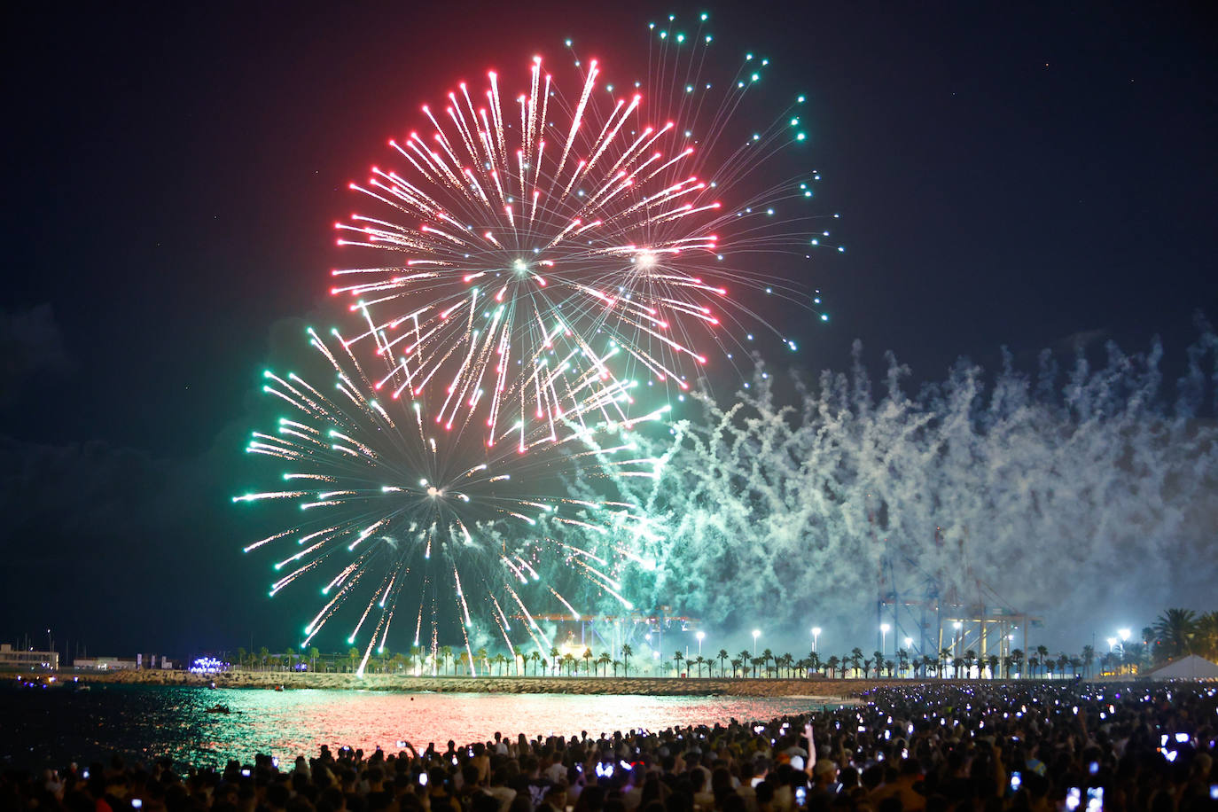 Espectáculo de drones y fuegos artificiales de la Feria de Málaga 2024