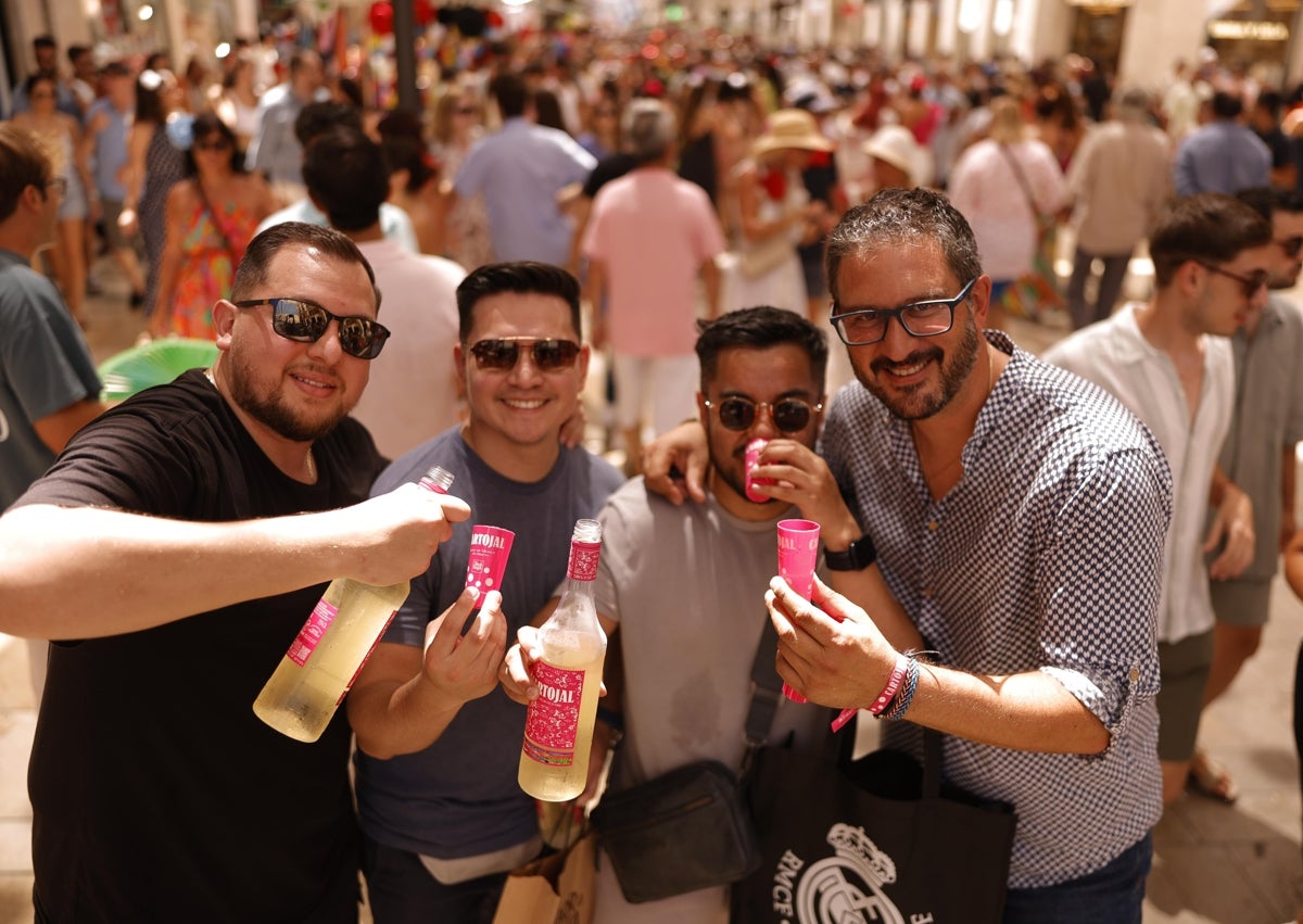 Imagen secundaria 1 - En la primera foto, ambiente en la plaza de la Constitución; en la segunda, Omar, Marco y Alejandro, un grupo de México, acompañado de David de Guadarrama. En pequeño, aspecto de la calle Larios a primera hora de la tarde. 