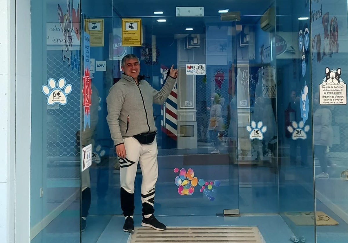 Pavlo Yaroshenko, en la puerta de su nuevo negocio de autolavado de mascotas.