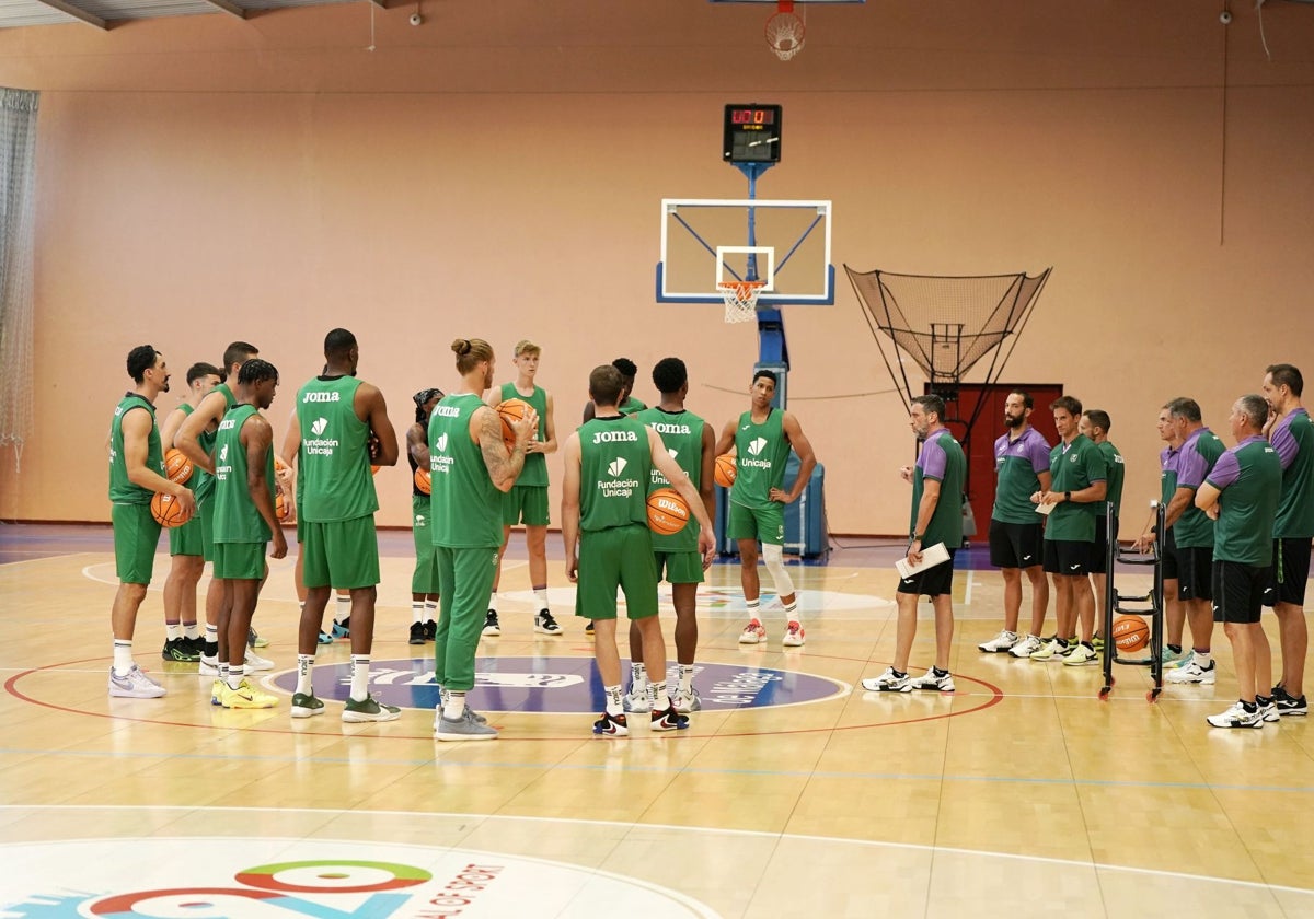 Los jugadores del Unicaja, en su primera sesión de trabajo, junto al cuerpo técnico.