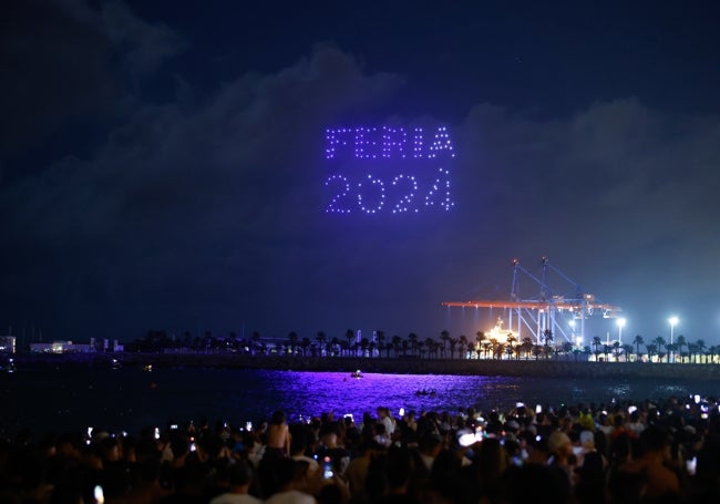 Imagen con el lema 'Feria de Málaga' que dibujaron los drones en el cielo.