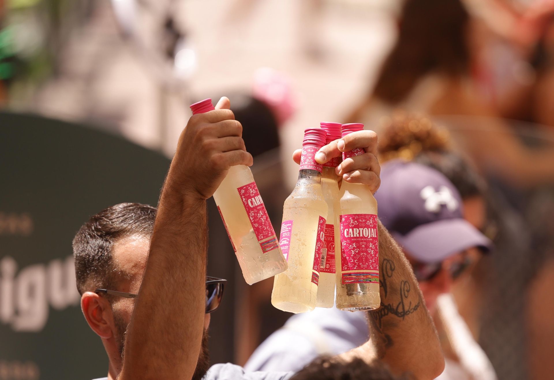 Ambiente en el Centro de Málaga en la primera jornada de feria de día, tras los fuegos y la romería a la Victoria.