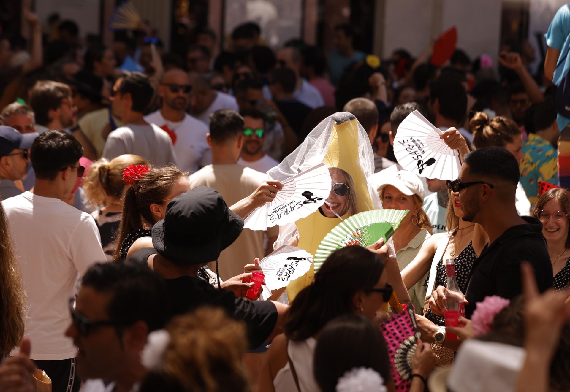 Ambiente en el Centro de Málaga en la primera jornada de feria de día, tras los fuegos y la romería a la Victoria.