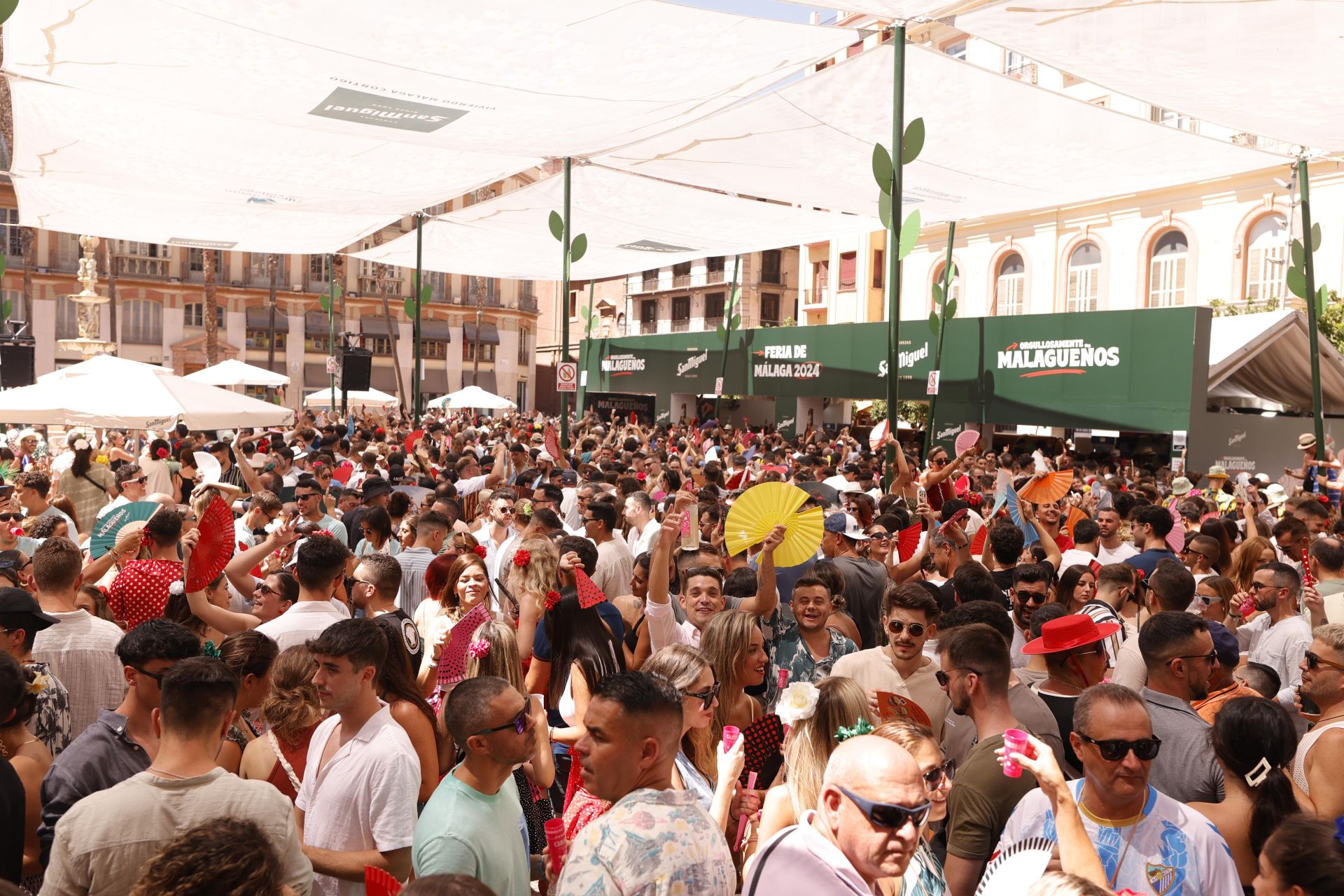 Ambiente en el Centro de Málaga en la primera jornada de feria de día, tras los fuegos y la romería a la Victoria.