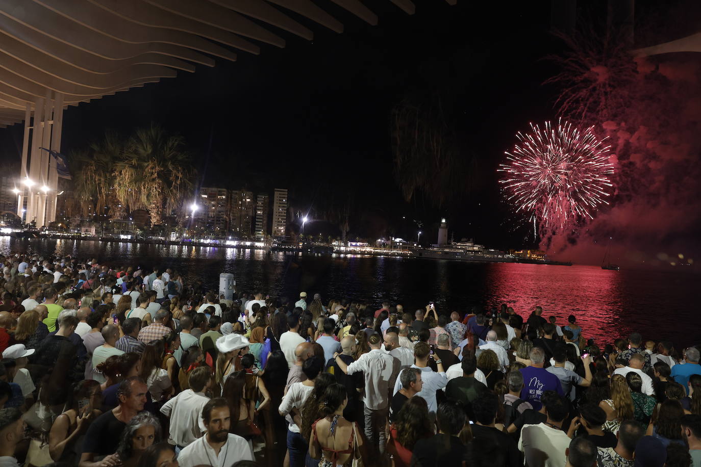 Espectáculo de drones y fuegos artificiales de la Feria de Málaga 2024