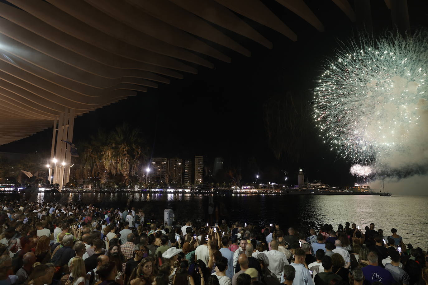 Espectáculo de drones y fuegos artificiales de la Feria de Málaga 2024