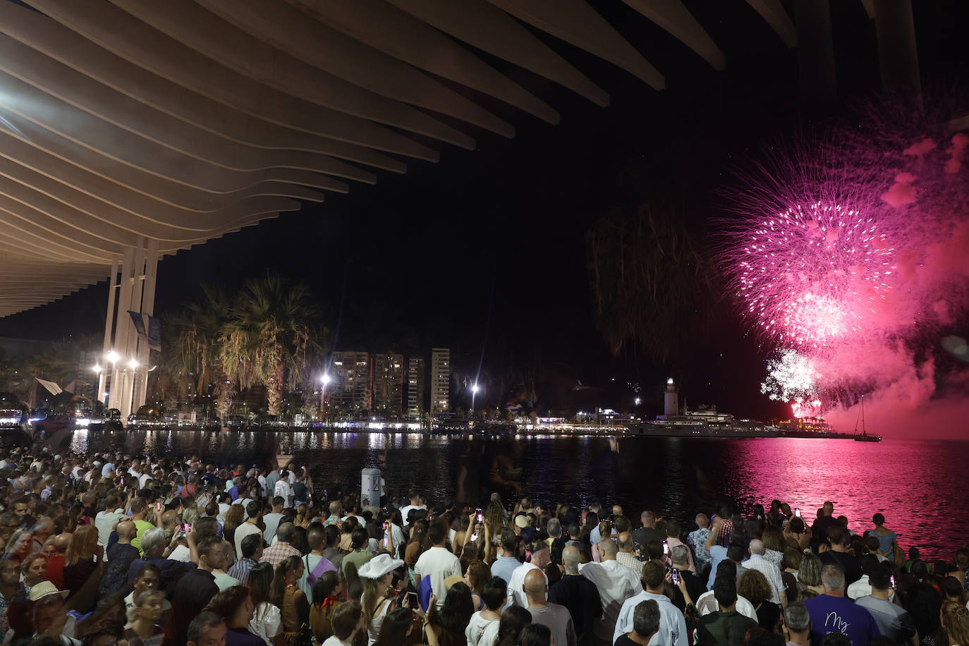 Espectáculo de drones y fuegos artificiales de la Feria de Málaga 2024