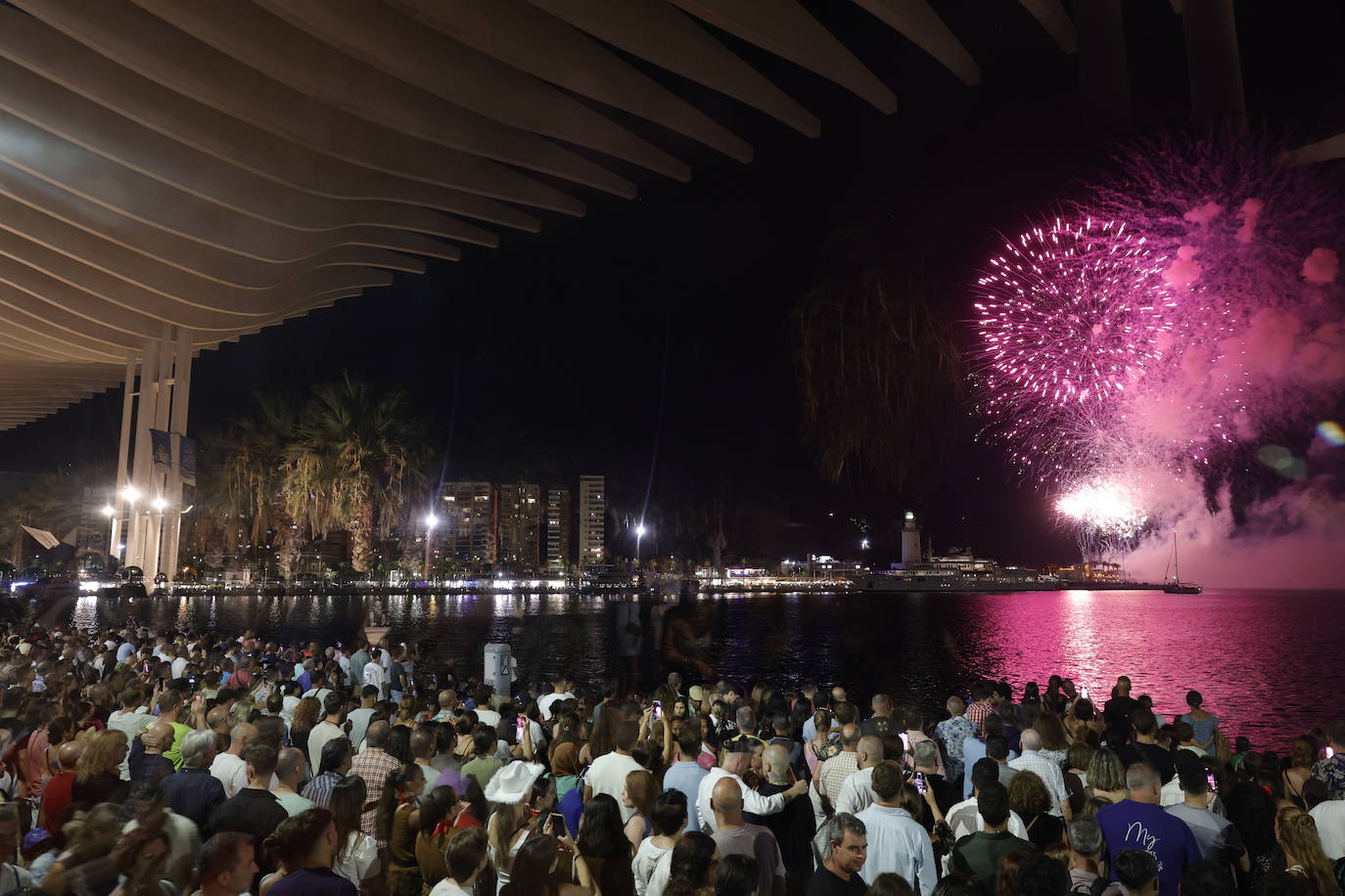 Espectáculo de drones y fuegos artificiales de la Feria de Málaga 2024