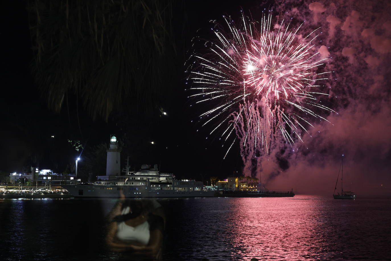 Espectáculo de drones y fuegos artificiales de la Feria de Málaga 2024