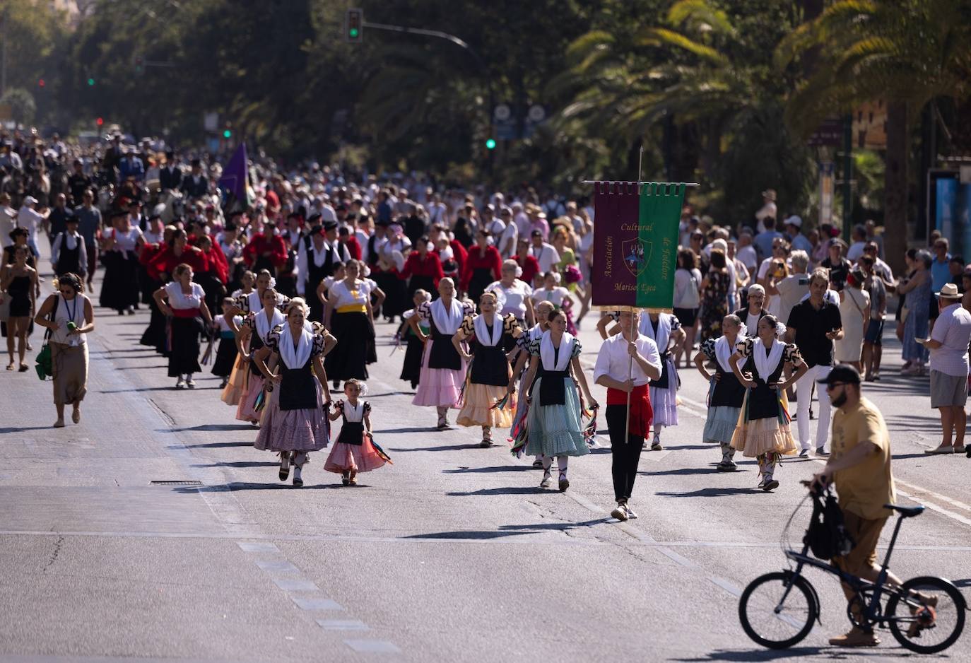 La romería a la Victoria abre la feria de día de Málaga con Manuel Sarria como abanderado. Una multitud arropa la tradicional peregrinación hacia la basílica