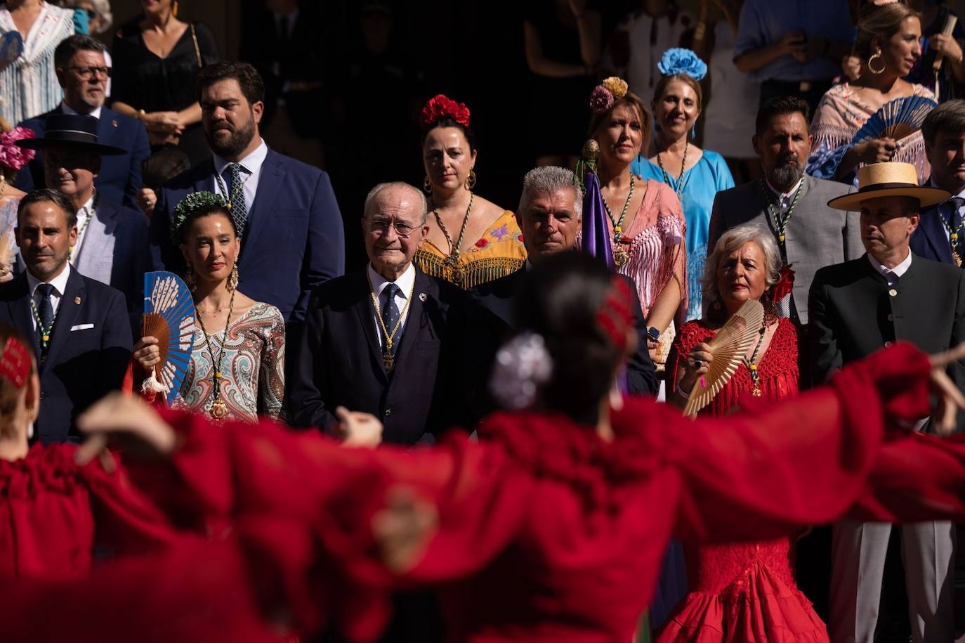 La romería a la Victoria abre la feria de día de Málaga con Manuel Sarria como abanderado. Una multitud arropa la tradicional peregrinación hacia la basílica