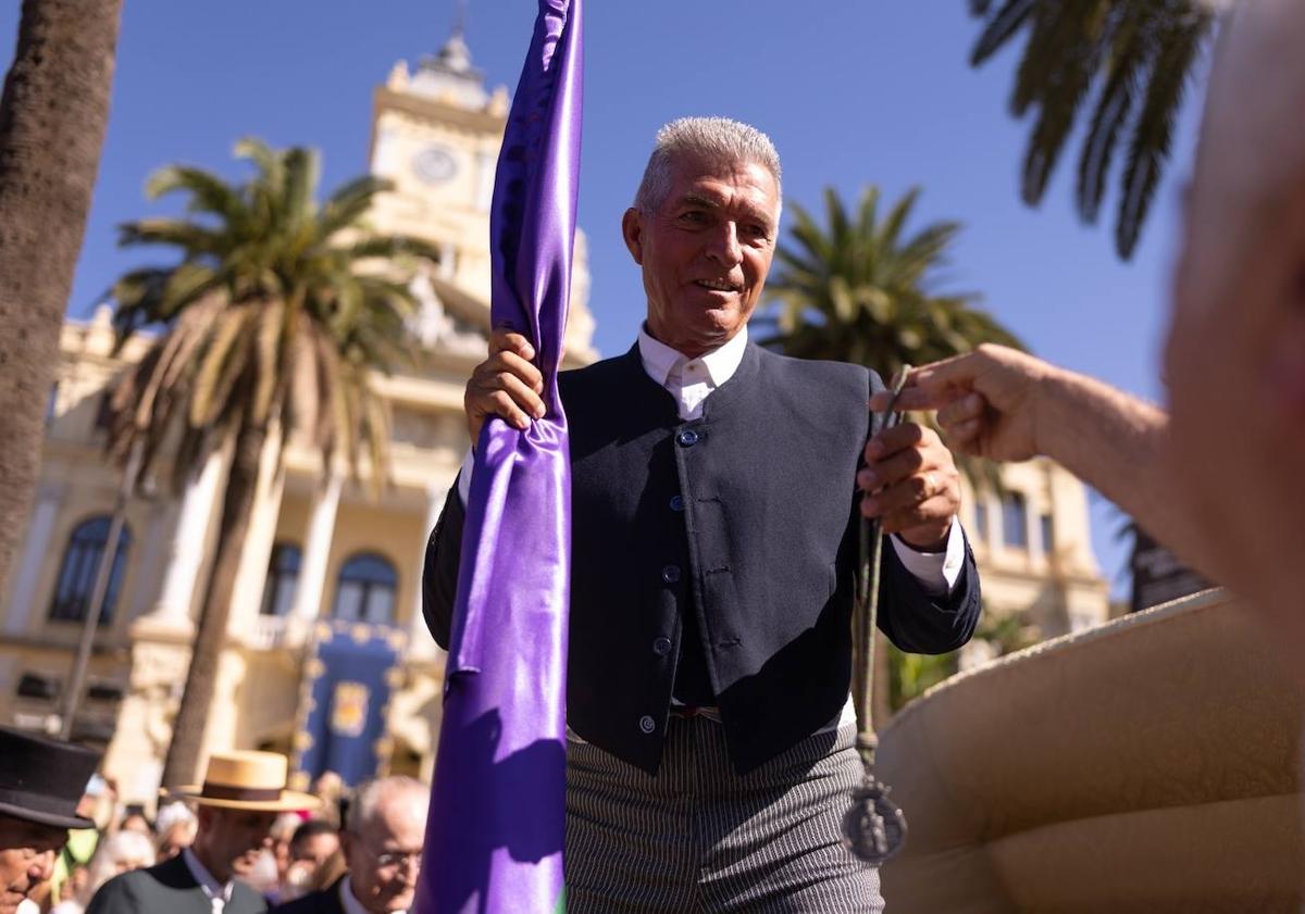 Imagen principal - Málaga peregrina hasta la Victoria bajo los colores de la verde y morá