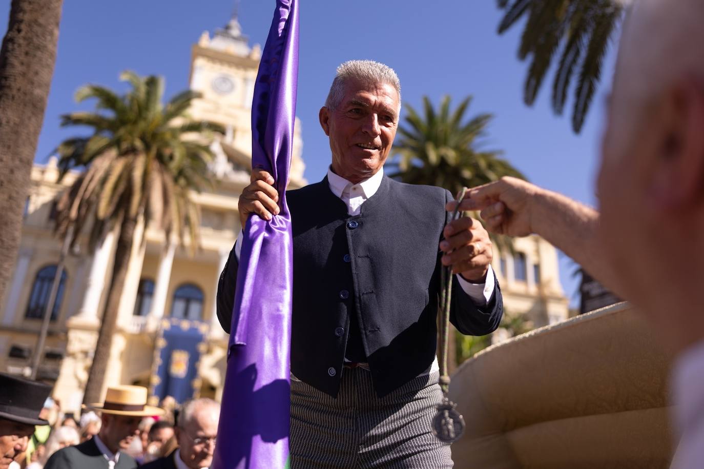 La romería a la Victoria abre la feria de día de Málaga con Manuel Sarria como abanderado. Una multitud arropa la tradicional peregrinación hacia la basílica