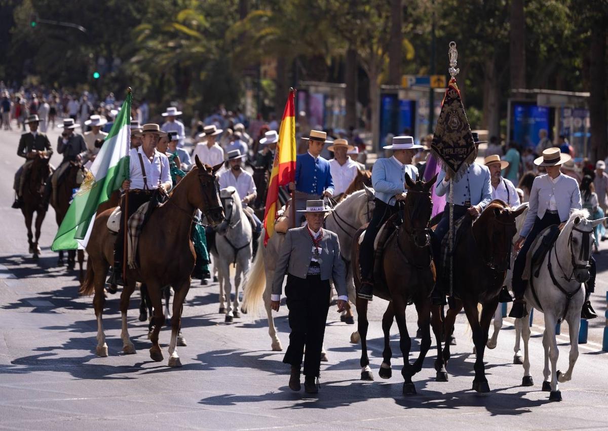 Imagen secundaria 1 - Málaga peregrina hasta la Victoria bajo los colores de la verde y morá