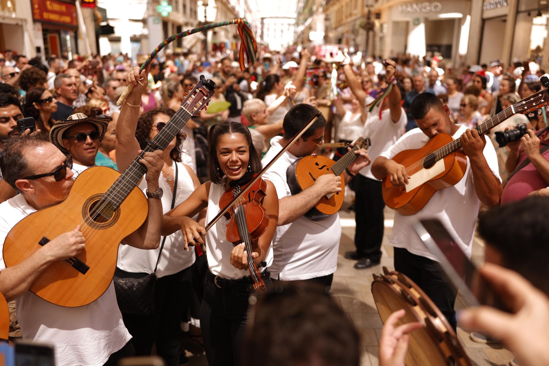 Ambiente en el Centro de Málaga en la primera jornada de feria de día, tras los fuegos y la romería a la Victoria.