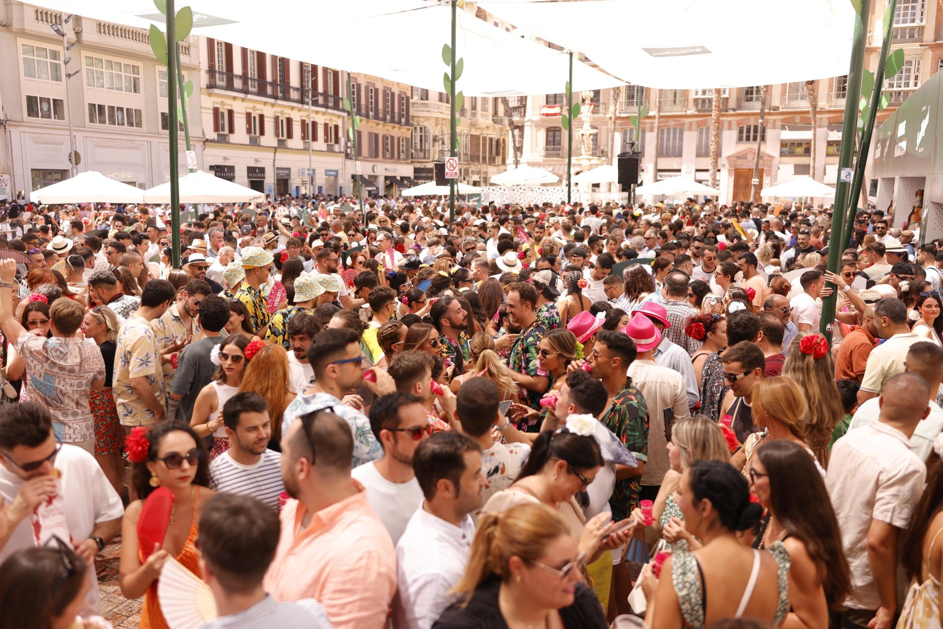 Ambiente en el Centro de Málaga en la primera jornada de feria de día, tras los fuegos y la romería a la Victoria.