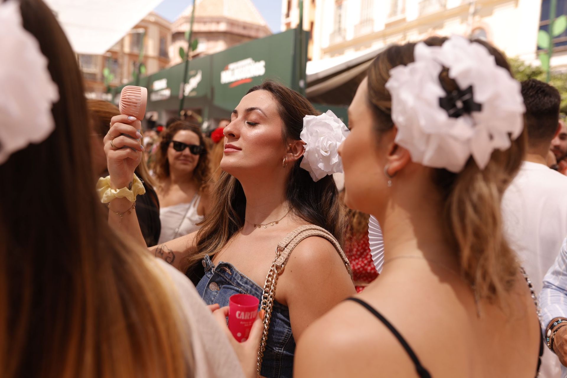 Ambiente en el Centro de Málaga en la primera jornada de feria de día, tras los fuegos y la romería a la Victoria.