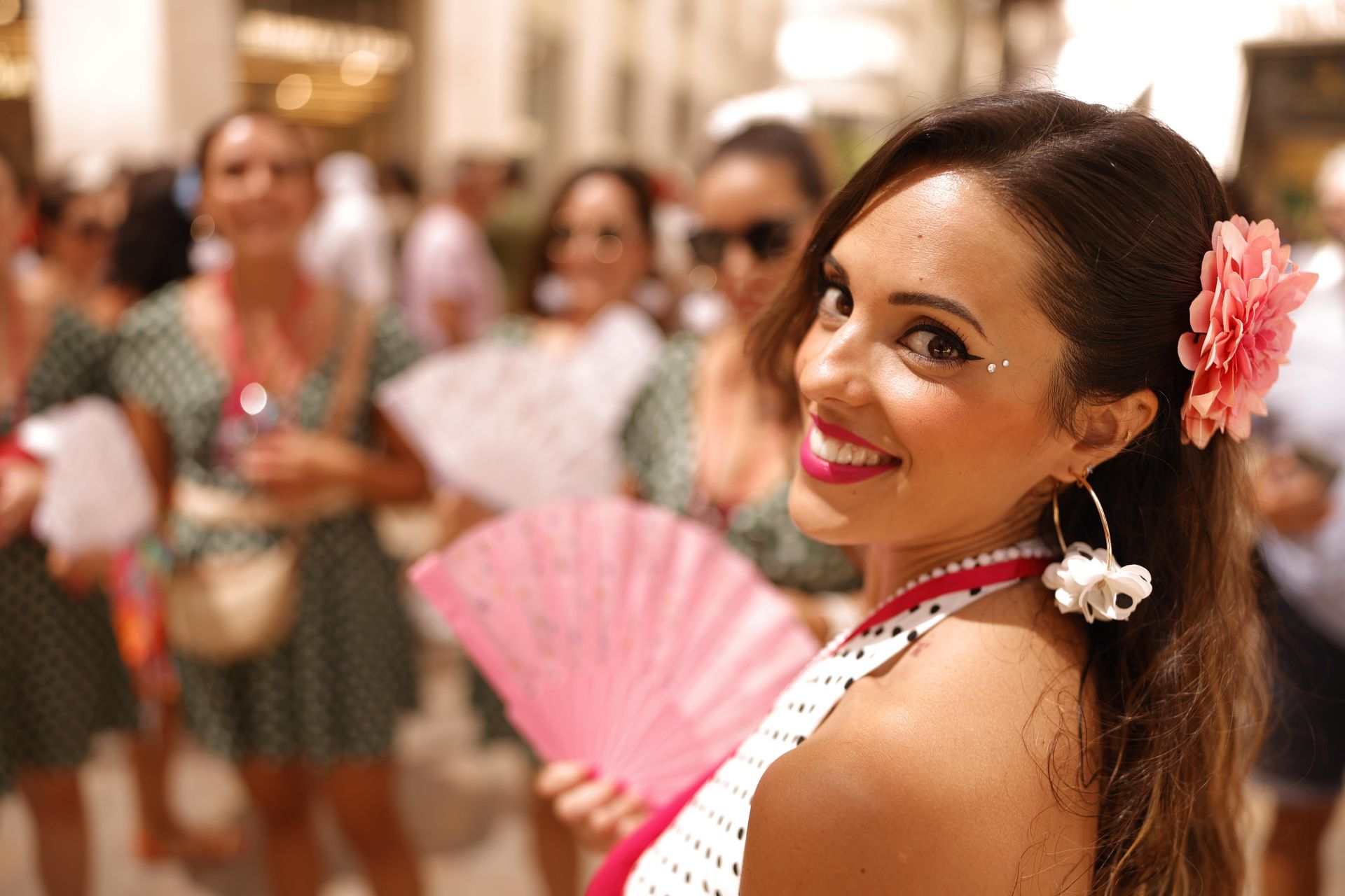 Ambiente en el Centro de Málaga en la primera jornada de feria de día, tras los fuegos y la romería a la Victoria.