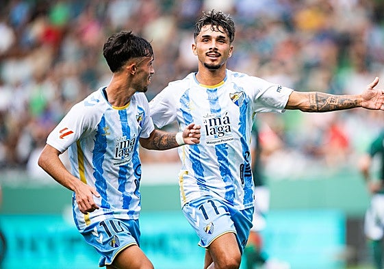 Larrubia presencia la celebración de Kevin de su gol.