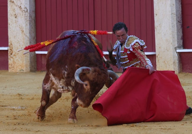 Rafaelillo iniciando por bajo la faena a su primero.