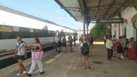 Viajeros del tren averiado, en la estación de Fuente de Piedra.