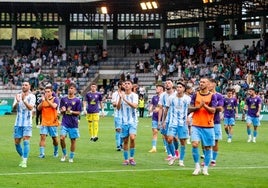 Los jugadores del Málaga aplauden a los dos centenares de aficionados desplazados al campo del Ferrol.