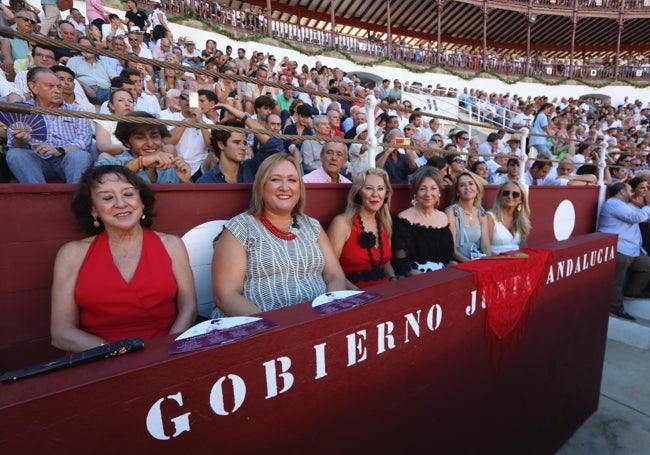 La consejera de Economía, Carolina España, en el burladero de la Junta acompañada de mujeres.