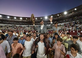Salida triunfal a hombros de Ventura acompañado de numerosos jóvenes afcionados.