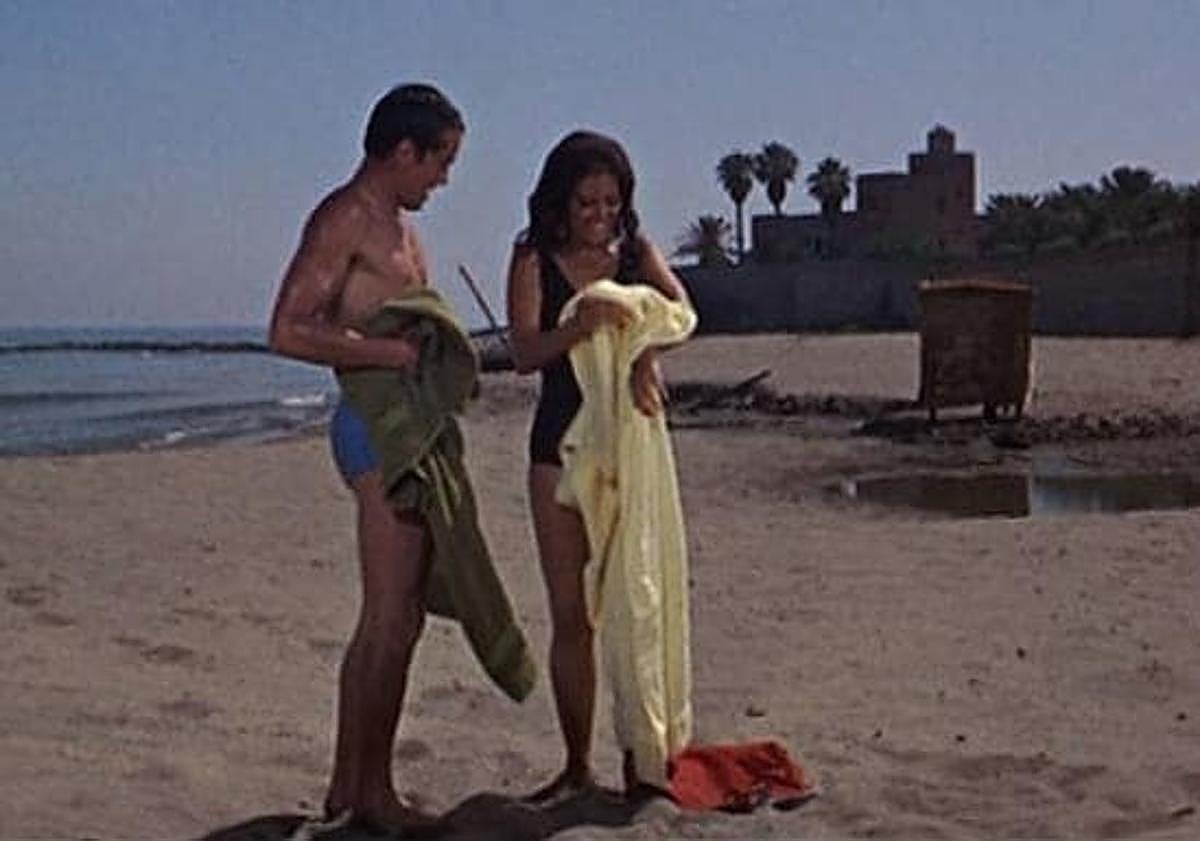 Imagen principal - Arriba y a la izquierda, escenas de la película con Alain Delon y Claudia Cardinale en la playa del Castillo de Bil-Bil y ante el Mercado de Salamanca de El Molinillo. A la derecha, el actor francés, en Rancho Domingo de Benalmádena