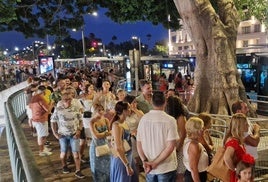 Colas para usar el servicio de bus hacia la Feria