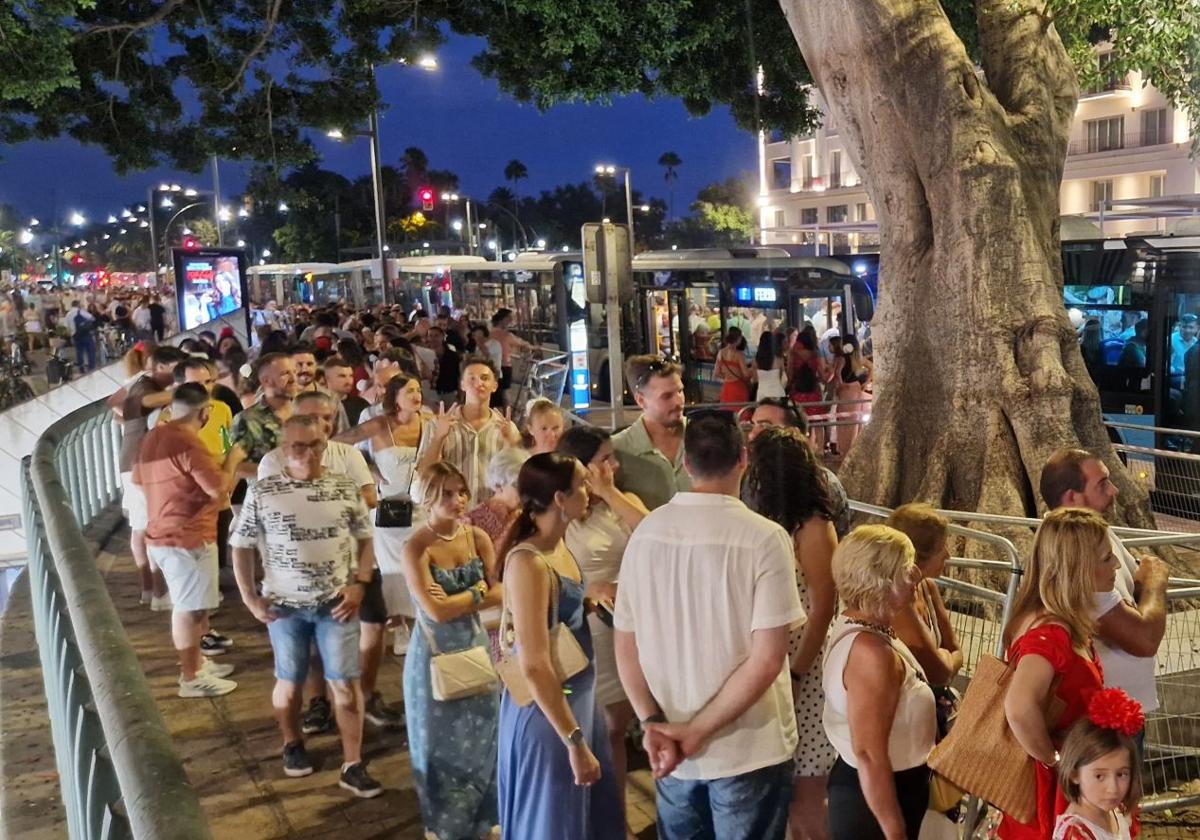 Colas para usar el servicio de bus hacia la Feria