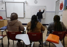 Formación. Las usuarias reciben clases de español. Si no saben leer y escribir, se las alfabetiza previamente.