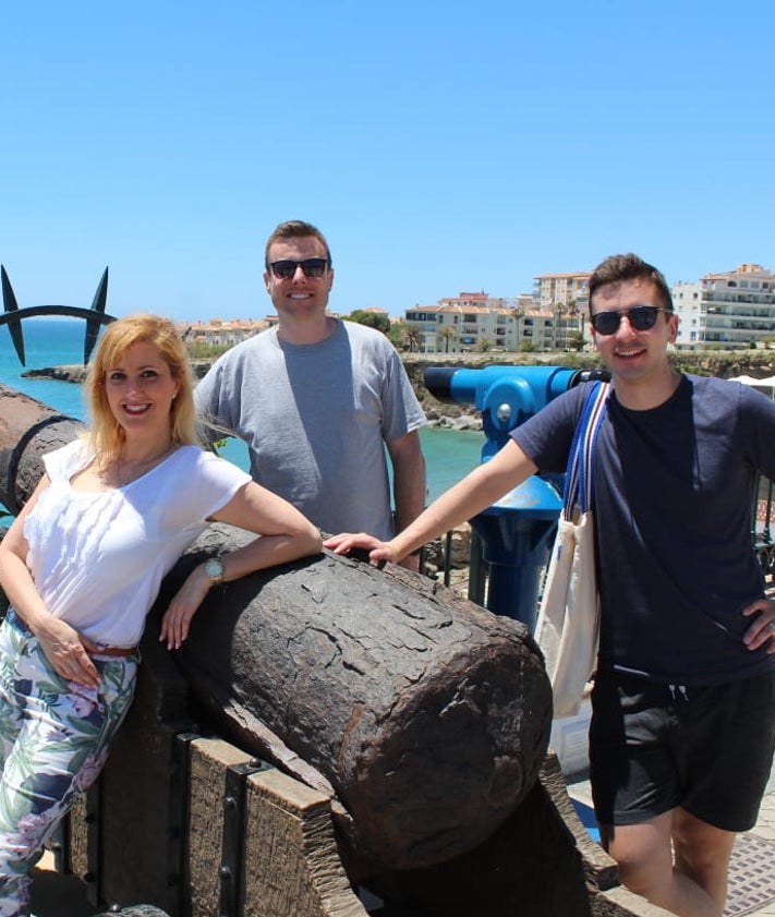 Imagen secundaria 2 - Arriba y abajo a la izquierda, dos imágenes de Francisco García, en Hawái y California, y abajo a la derecha, Vicky Martín y su primo Ryan Loney, junto al marido de éste, Michael, en el Balcón de Europa de Nerja en el verano de 2022.