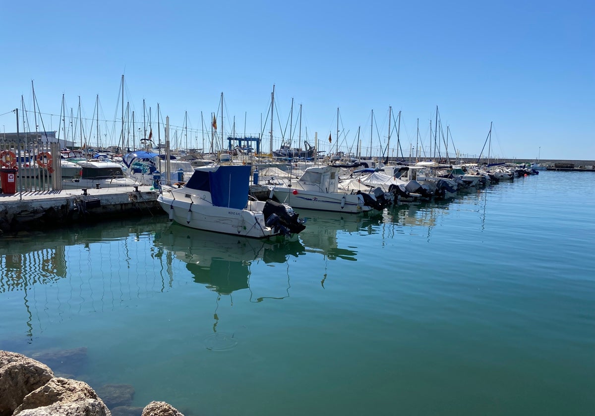 Imagen del recinto portuario de Caleta de Vélez.