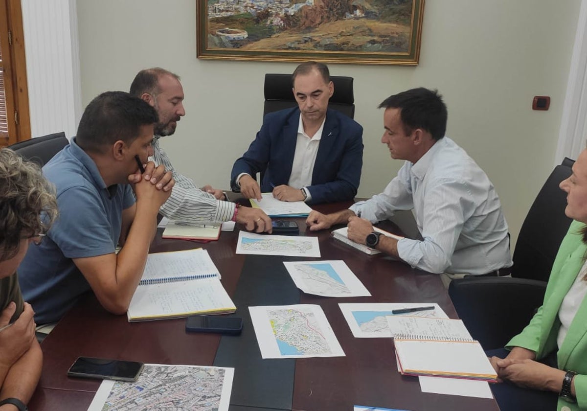 Reunión del alcalde con los técnicos de Endesa.