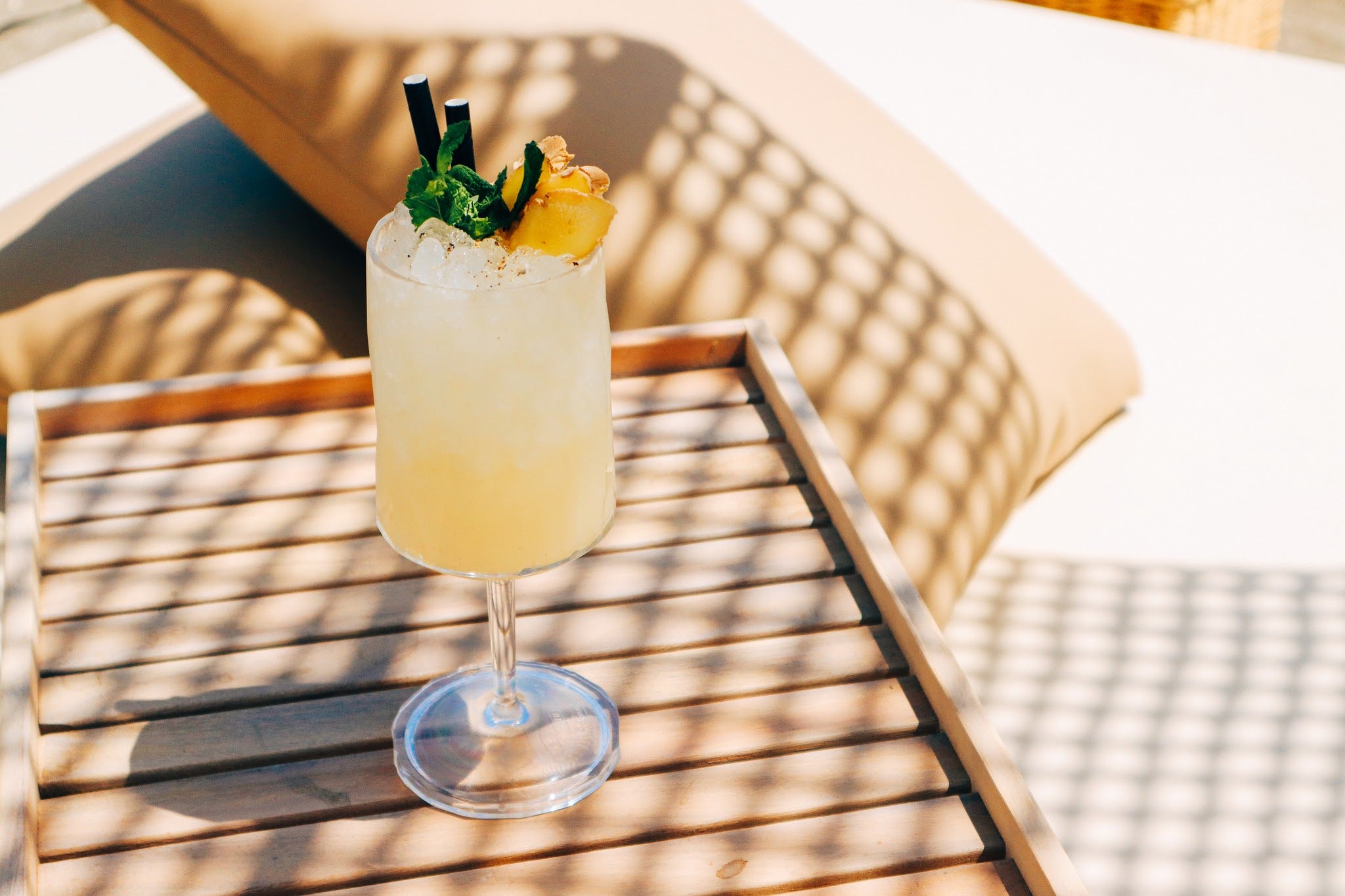 Una amplia carta de zumos y cocktails para disfrutar las tardes de verano con vistas al mar.