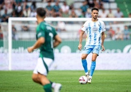 Nelson conduce el balón en el partido del pasado sábado en Ferrol.