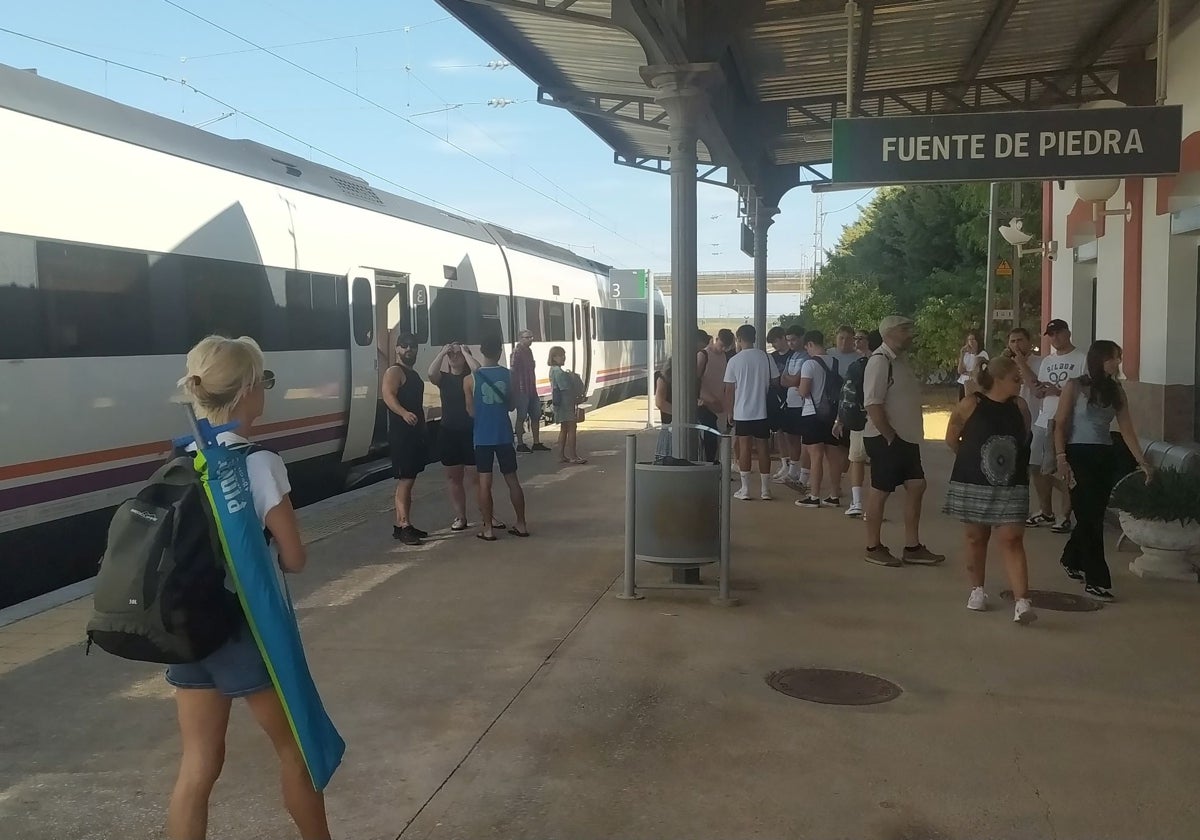 Viajeros afectados por la avería de un Media Distancia el pasado domingo.