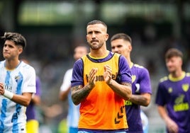 Dioni saluda a los malaguistas desplazados al término del partido en Ferrol.