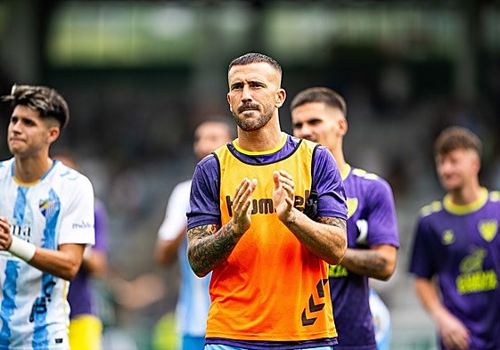 Dioni saluda a los malaguistas desplazados al término del partido en Ferrol.