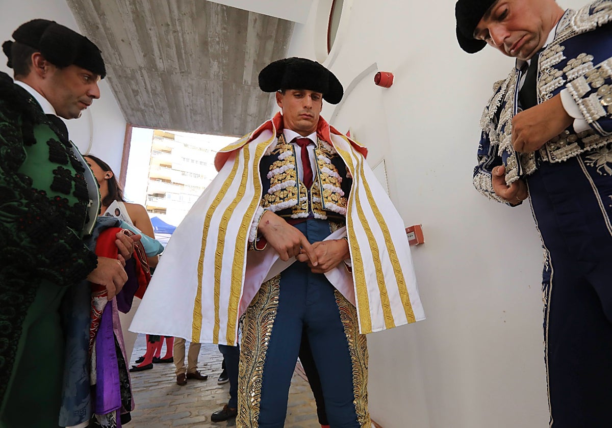 Galván en los instantes previos a liarse el capote de paseo para trenzar el paseíllo.