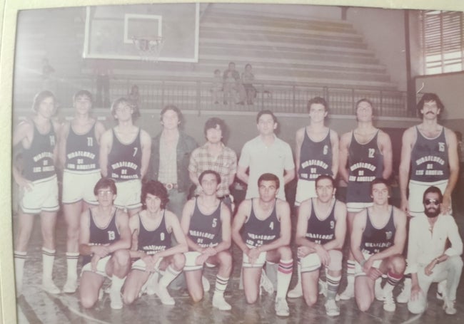 Stowers (primero por la izquierda), junto a sus compañeros de equipo en el Miraflores de Los Ángeles.