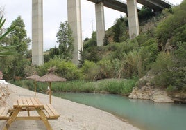 Esta poza de aguas azuladas se encuentra justo debajo del kilómetro 142 de la AP-7.