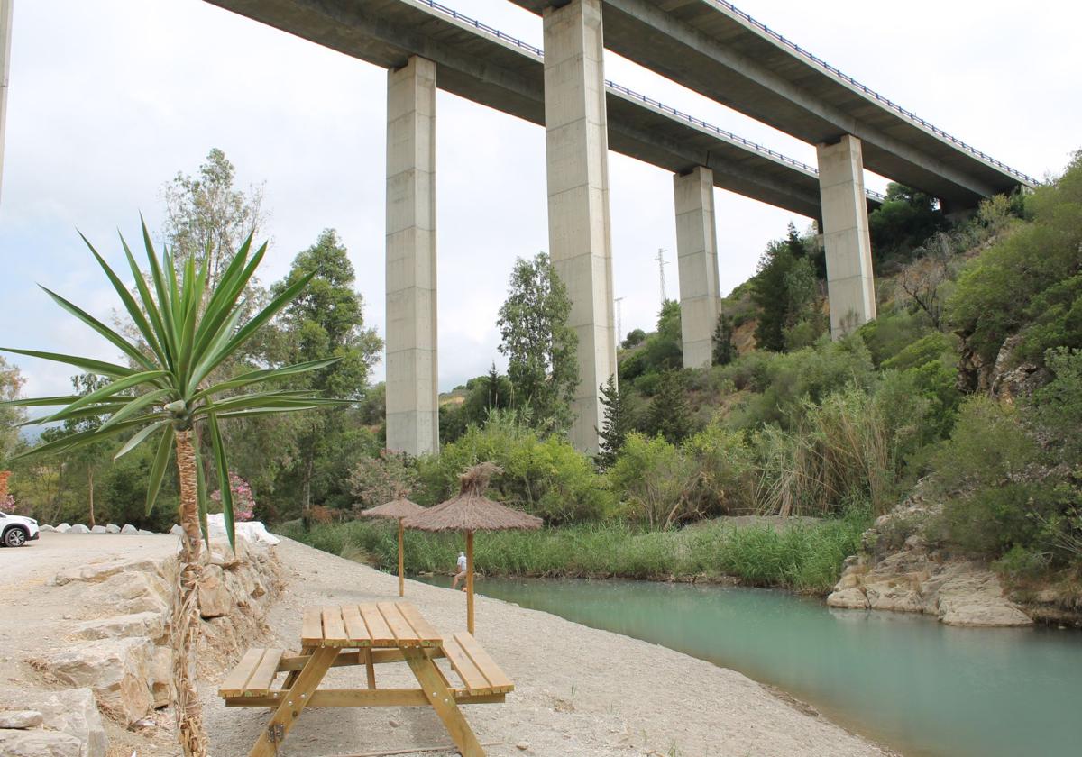 Esta poza de aguas azuladas se encuentra justo debajo del kilómetro 142 de la AP-7.