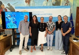 La concejala, junto a artistas participantes.