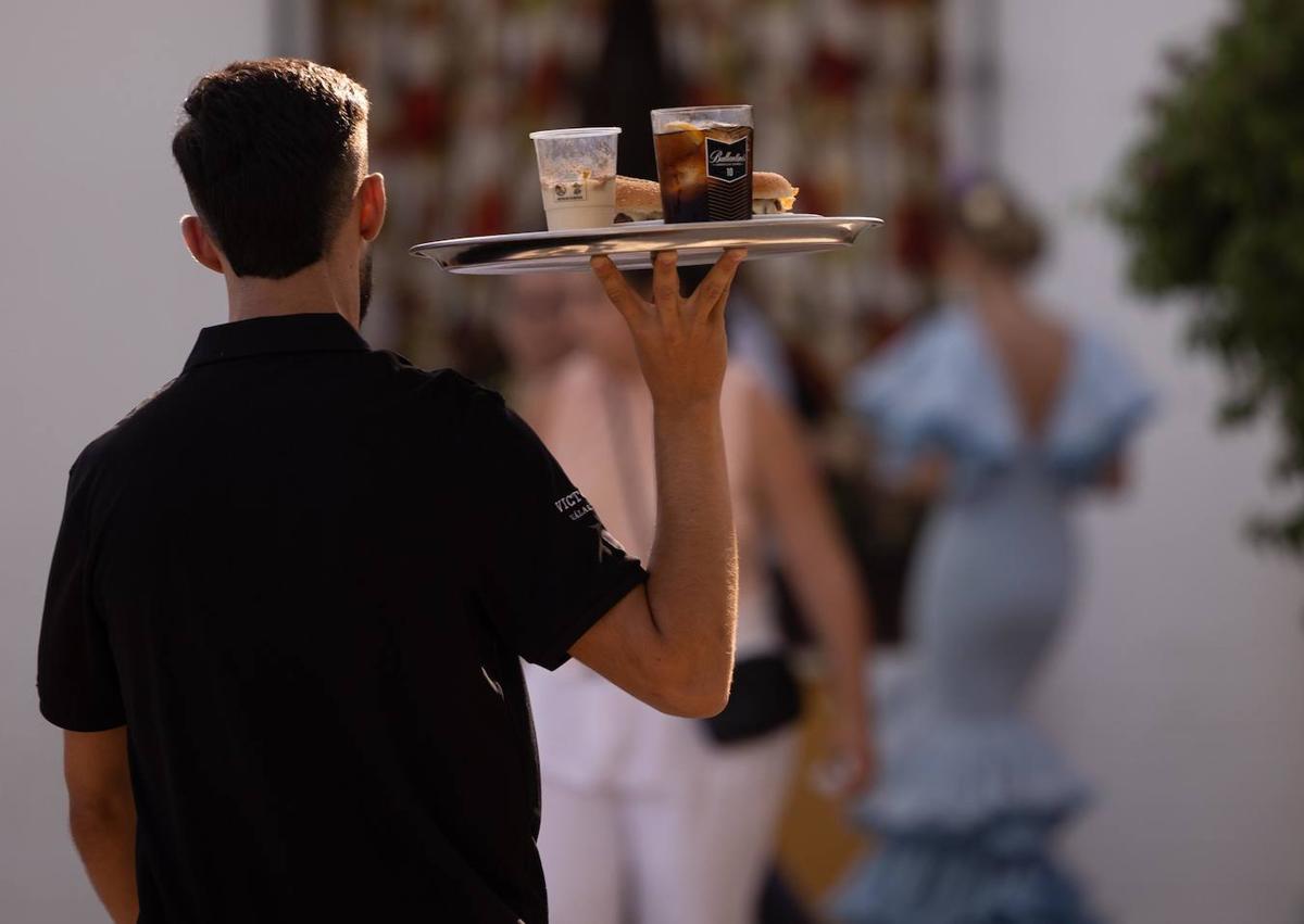 Imagen secundaria 1 - Camareros, cocineros y porteros cobran entre 700 y 1.000 euros durante la feria de Málaga