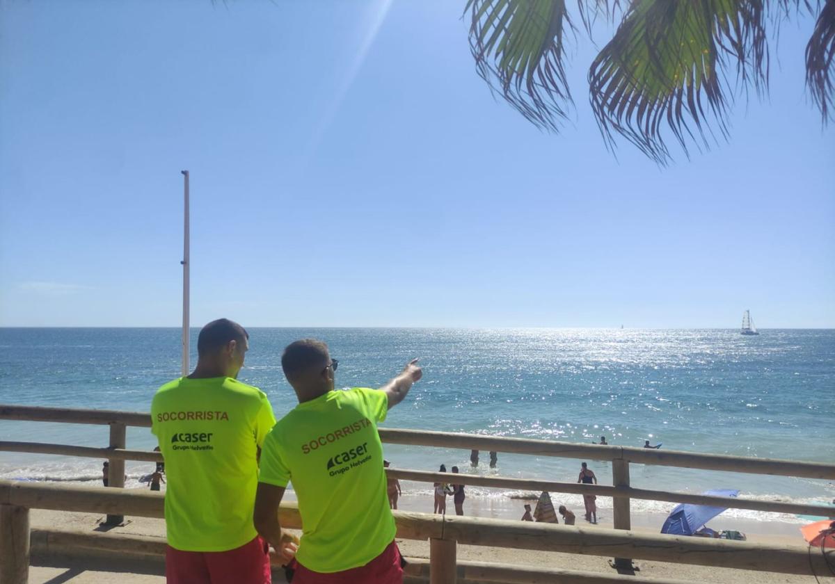 Dos socorristas en labores de vigilancia en la playa gaditana de Zahora.